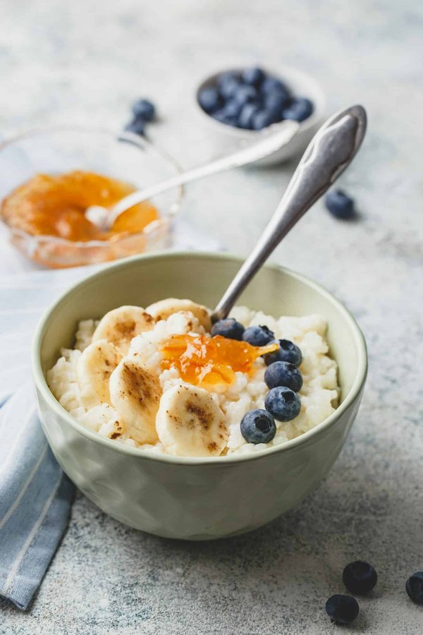 Quels conseils pour une salade de riz basmati aux herbes fraîches et légumes croquants?