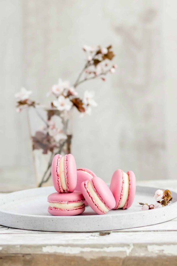 Quels sont les conseils pour réussir des macarons au chocolat croquants et fondants ?
