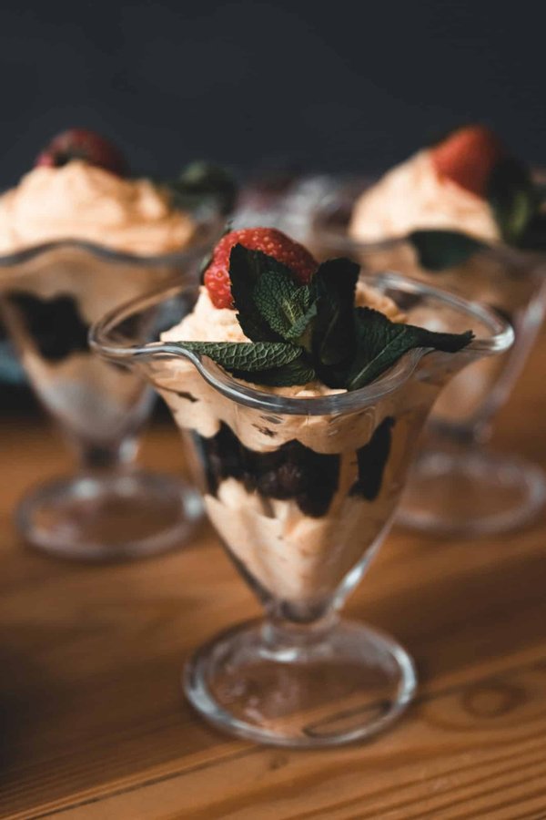 Comment préparer une tarte tatin aux poires caramélisées avec une pâte feuilletée maison ?